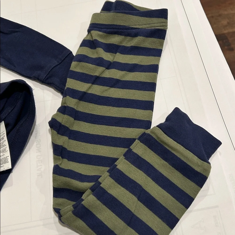 Old Navy Kids Pajama Set - Navy and Olive - Picture 6 of 6